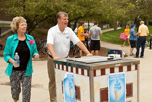 T. Haas and Marcia Haas hand out ice cream at Freshman Move-In